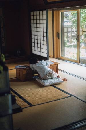 夏休みの宿題に取り組む『子供の姿』に、クスッ！　「４０年前の私だ」「分かるわ～」