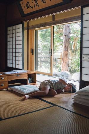 夏休みの宿題に取り組む『子供の姿』に、クスッ！　「４０年前の私だ」「分かるわ～」