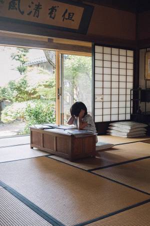 夏休みの宿題に取り組む『子供の姿』に、クスッ！　「４０年前の私だ」「分かるわ～」