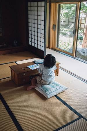 夏休みの宿題に取り組む『子供の姿』に、クスッ！　「４０年前の私だ」「分かるわ～」