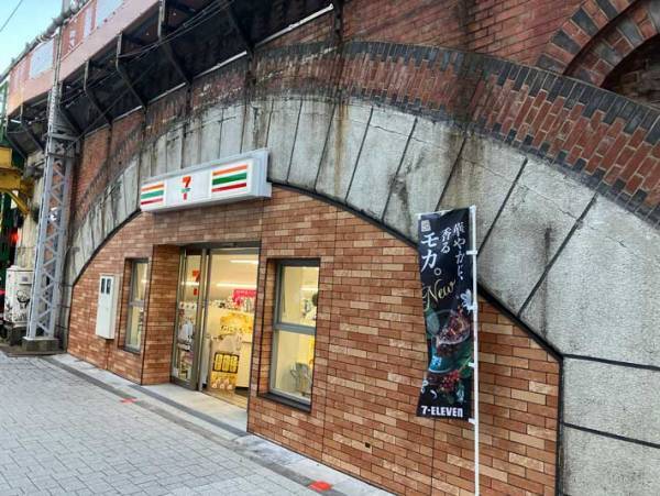 １００年モノのレンガ造りにジャストフィットしている、セブンイレブンをご覧ください
