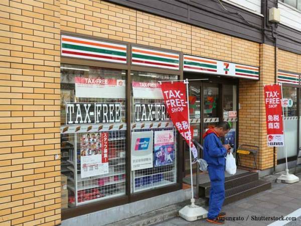 １００年モノのレンガ造りにジャストフィットしている、セブンイレブンをご覧ください