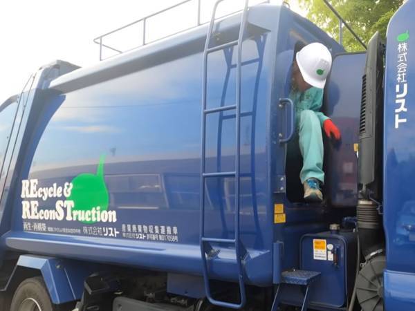 ゴミ収集車の中に入ってみた！　初めての光景に驚きの声
