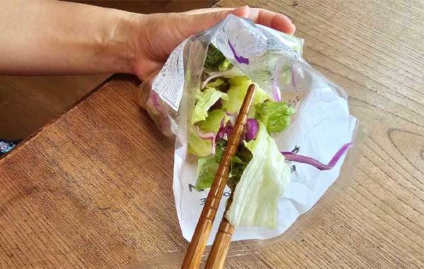 意外と思いつかなかった！　カット野菜の『ワイルドな食べ方』　「なるほどね」「家ならアリ」