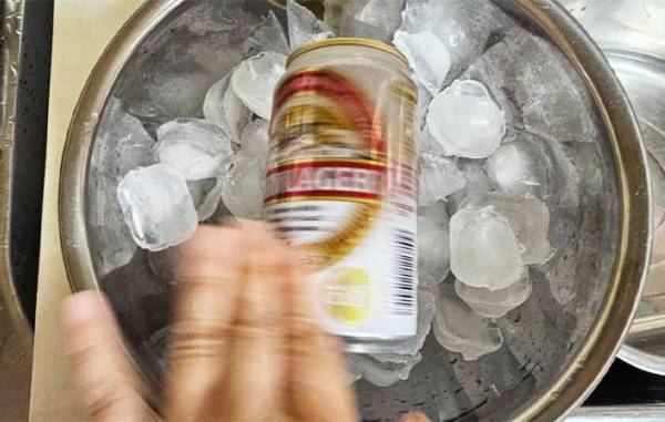 ぬるい缶飲料を『秒でワイルドに冷やす裏技』　「冷やし忘れたらやる」「くるくる…」