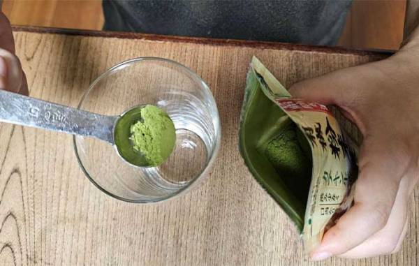 ぬるい缶飲料を『秒でワイルドに冷やす裏技』　「冷やし忘れたらやる」「くるくる…」