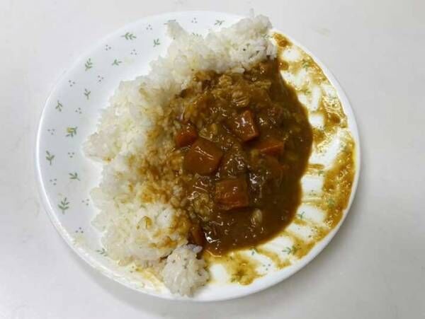 後片付けが面倒なカレー皿　食後の憂鬱がなくなる『食べ方』を「みんなに教えたい」