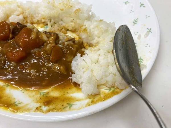 後片付けが面倒なカレー皿　食後の憂鬱がなくなる『食べ方』を「みんなに教えたい」