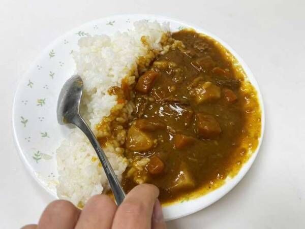 後片付けが面倒なカレー皿　食後の憂鬱がなくなる『食べ方』を「みんなに教えたい」