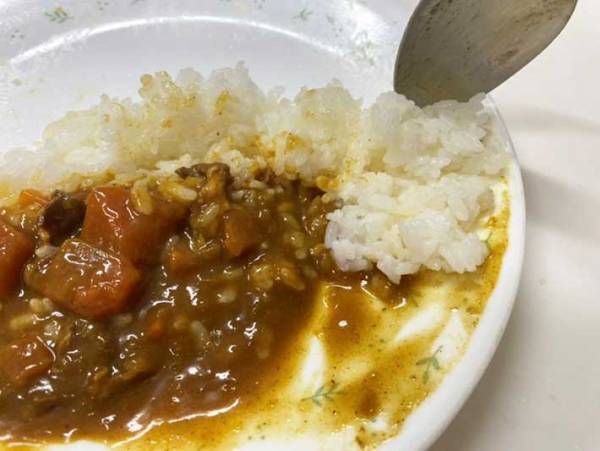 後片付けが面倒なカレー皿　食後の憂鬱がなくなる『食べ方』を「みんなに教えたい」