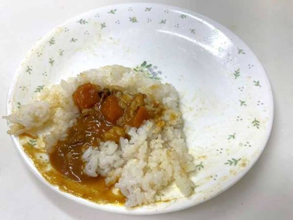 後片付けが面倒なカレー皿　食後の憂鬱がなくなる『食べ方』を「みんなに教えたい」