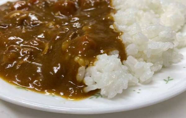 後片付けが面倒なカレー皿　食後の憂鬱がなくなる『食べ方』を「みんなに教えたい」