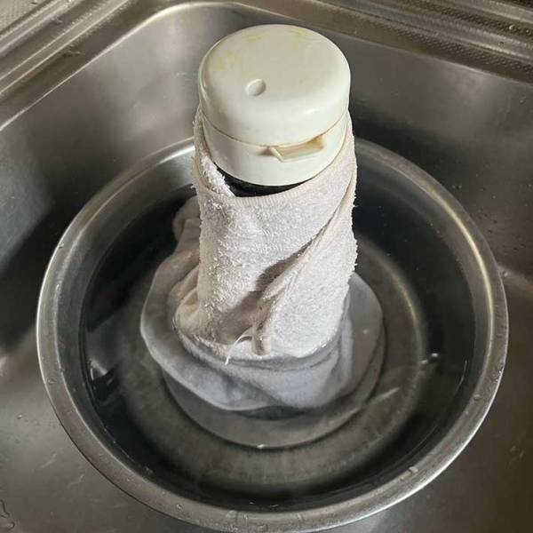 煮出した麦茶が冷めるまで待つのは終わり！爆速で冷えるライフハックに「早く知りたかった」