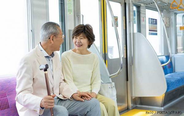 電車内で「浴衣なんてイタい」と悪口をいわれた女性　そばにいた高齢夫婦の行動に、胸がジーン