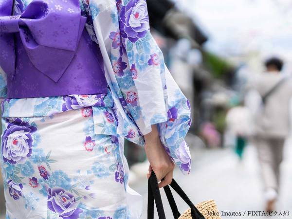 電車内で「浴衣なんてイタい」と悪口をいわれた女性　そばにいた高齢夫婦の行動に、胸がジーン