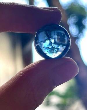 「ビー玉の中に…」　４歳児の感性が素敵だった　「うるっとした」「愛おしい」