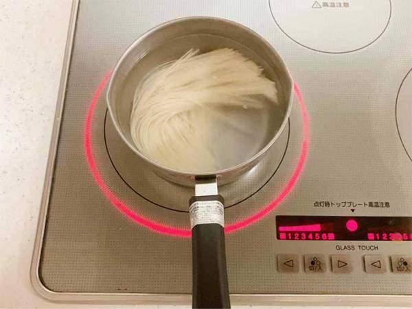 いつも間に合わない鍋の吹きこぼれ　アレを１本入れると？　「おぉ～」「長年の悩み解決」