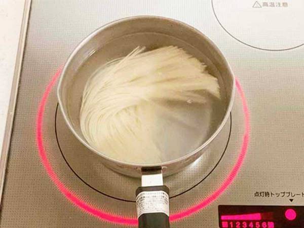 いつも間に合わない鍋の吹きこぼれ　アレを１本入れると？　「おぉ～」「長年の悩み解決」