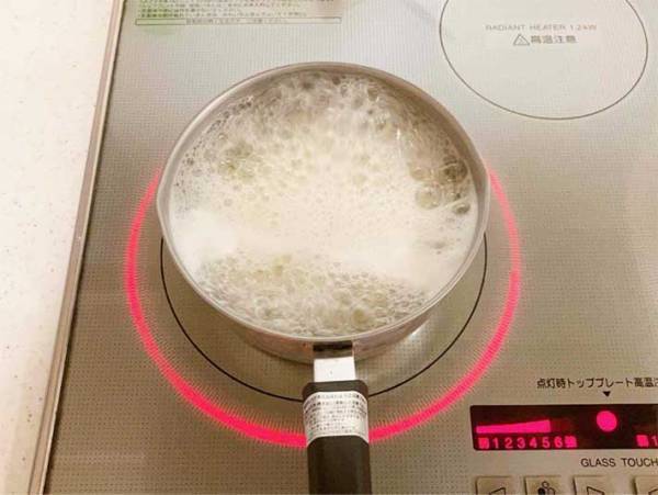 いつも間に合わない鍋の吹きこぼれ　アレを１本入れると？　「おぉ～」「長年の悩み解決」