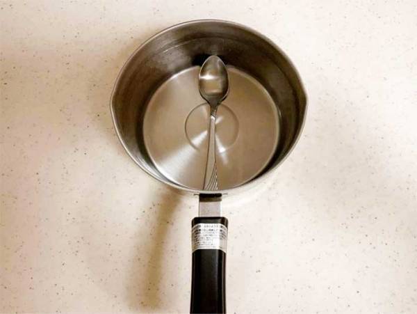 いつも間に合わない鍋の吹きこぼれ　アレを１本入れると？　「おぉ～」「長年の悩み解決」