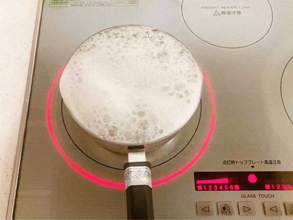 いつも間に合わない鍋の吹きこぼれ　アレを１本入れると？　「おぉ～」「長年の悩み解決」