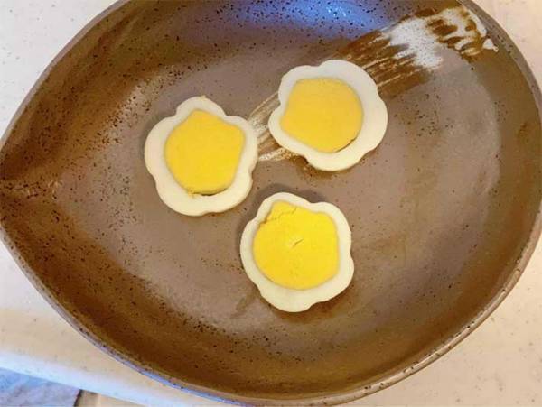 ゆで卵を簡単に『かわいい花型にする方法』　「大人もアガる」「おぉ～」