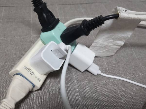 「天才」「こういうの求めてた」　ごちゃごちゃ配線を一掃する整理テクに感服