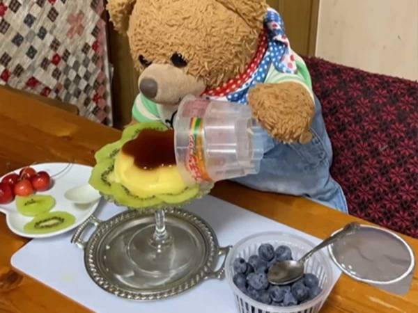 くまがプッチンプリンを盛り付け　コマ撮り動画に「手際が完璧」「ずっと見ていられる」