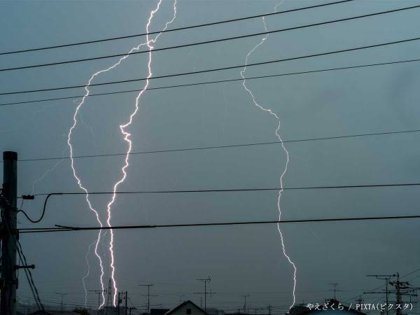 娘「雷こわい！ママ止めて！」　いわれた母親がとった行動に「笑った」「好きすぎる」