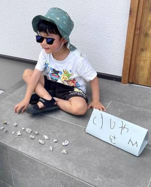 座り込んだ４歳の男の子　横に置かれた『看板』を見ると？