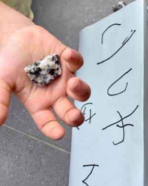 座り込んだ４歳の男の子　横に置かれた『看板』を見ると？