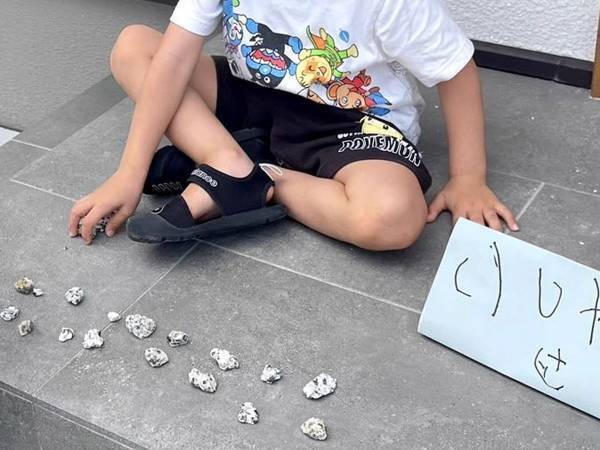 座り込んだ４歳の男の子　横に置かれた『看板』を見ると？