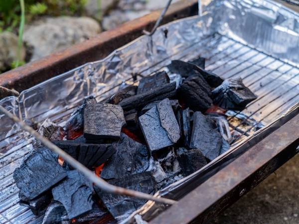 着火剤の使用　絶対NGの『ある行為』とは？　事実に「コレは危険」「注意します」