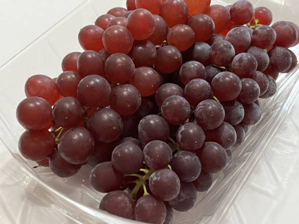 デラウェアの皮　手を汚さず剥くには？　方法に「めちゃ便利」「いいこと聞いた」