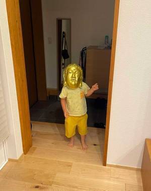 ３歳児の『神々しいコスプレ』に「声を出して笑った」　ご利益がありそうな１枚が、コチラ