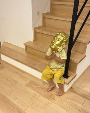 ３歳児の『神々しいコスプレ』に「声を出して笑った」　ご利益がありそうな１枚が、コチラ