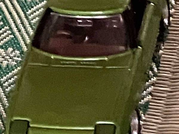 『見覚えがありまくる構図』に共感の声続々　ミニカーが走っている場所とは…