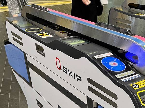 「自動改札がどんどん強まってる」　駅で目撃された、新型改札機の姿がこちら！