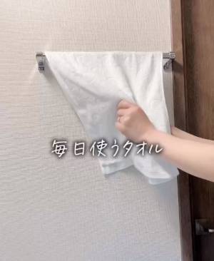 「地味に困ってた」「痒いところ手が届く発想」　洗面所のタオルが落ちなくなる方法