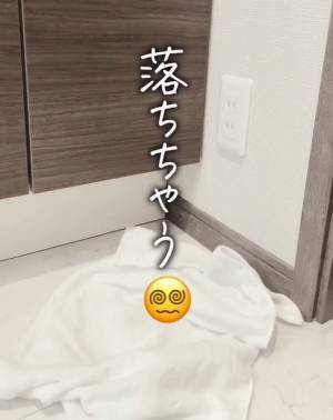 「地味に困ってた」「痒いところ手が届く発想」　洗面所のタオルが落ちなくなる方法