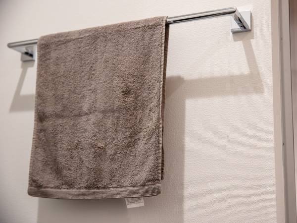 「地味に困ってた」「痒いところ手が届く発想」　洗面所のタオルが落ちなくなる方法
