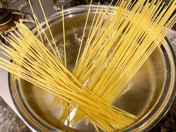イチイチゆでるのが面倒なパスタ　大量に茹でて保存するテクに「早くやればよかった」