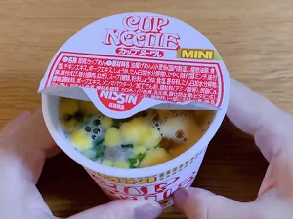 お湯を注いだカップ麺のフタ、どうやって留める？　超簡単テクに「これはすごい気付き！」