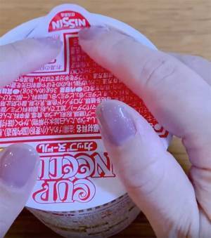 お湯を注いだカップ麺のフタ、どうやって留める？　超簡単テクに「これはすごい気付き！」
