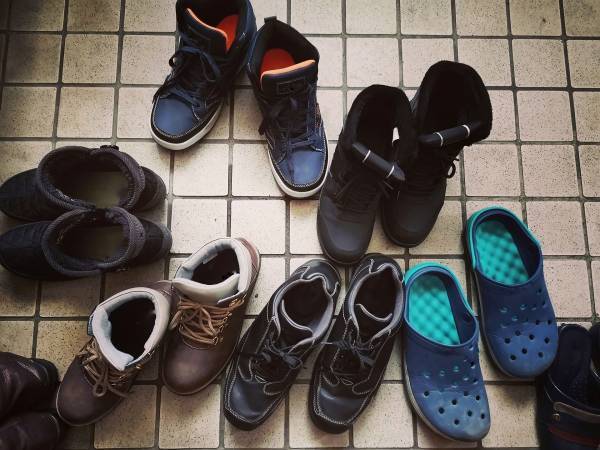 玄関で漂う嫌な臭いの原因は？　エステー公式が教える悪臭対策が「今すぐ取り入れたい」