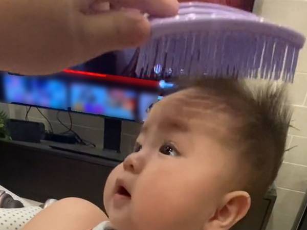 頭皮にヘアブラシが触れた瞬間！　赤ちゃんのリアクションに「こんな面白い表情できるんだ」