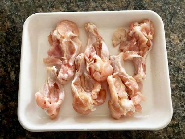 あることをするだけで手羽元がこんなに食べやすく！　手軽な裏技に「元には戻れない」