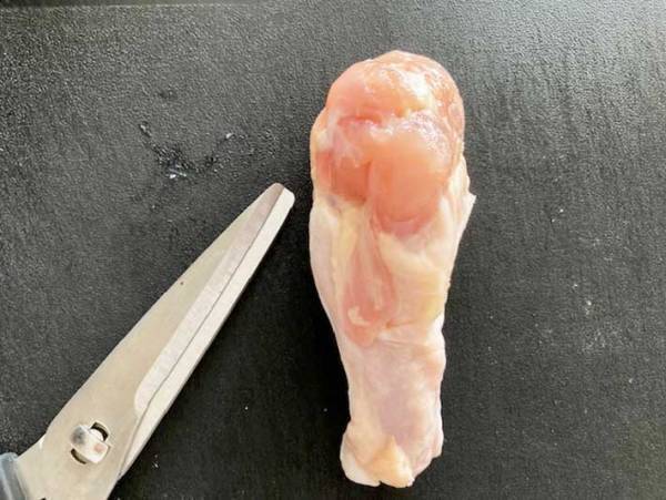 あることをするだけで手羽元がこんなに食べやすく！　手軽な裏技に「元には戻れない」