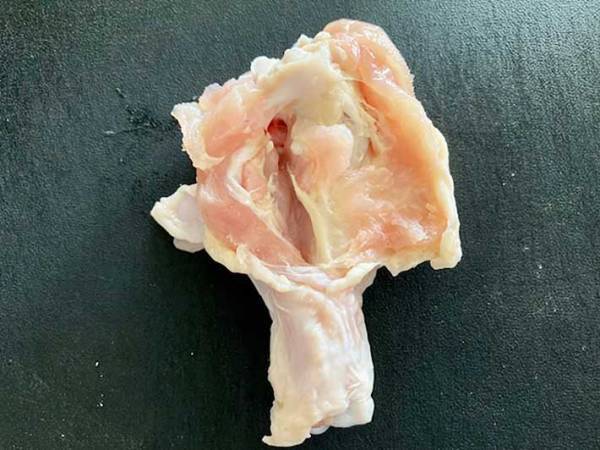 あることをするだけで手羽元がこんなに食べやすく！　手軽な裏技に「元には戻れない」