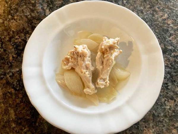 あることをするだけで手羽元がこんなに食べやすく！　手軽な裏技に「元には戻れない」